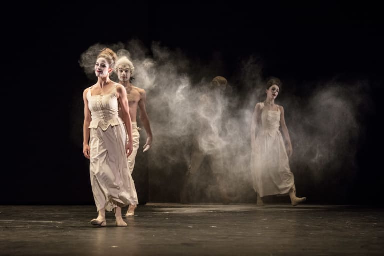 ann-ray-jiri-kylian-1206_SECHS TANZE_J Kylian_ V Anquetil au 1er plan J Guillemard A Catonnet (c) Ann Ray OnP