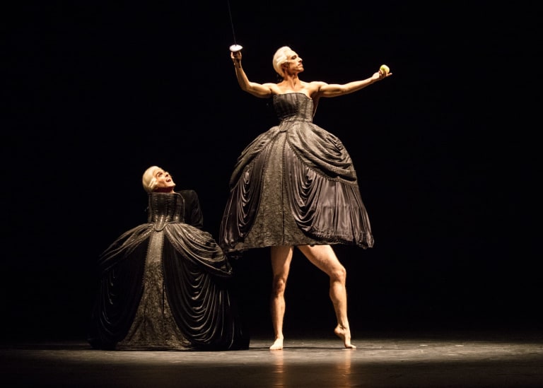 ann-ray-jiri-kylian-1178_SECHS TANZE_J Kylian_ Francesco Mura et Andrea Sarri (c) Ann Ray OnP