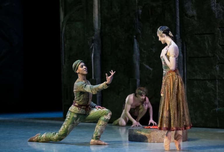 3_DSC7217_BAYADERE_NOUREEV_Dorothée Gilbert (Nikiya) Guilllaume Diop (Solor) (c) Julien Benhamou OnP