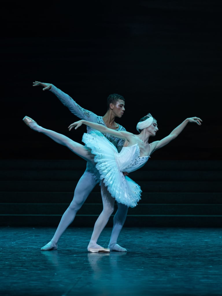 2223LAC_YKellerman_1202_PG0311_LAC DES CYGNES_Rudolf Noureev_Dorothée Gilbert (Odette) Guillaume Diop (Siegfried) (c) Yonathan Kellerman OnP