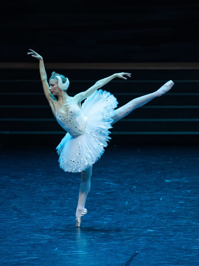 LAC2223_YKellerman_1216_S0246-2_LAC DES CYGNES_Rudolf Noureev_Myriam Ould-Braham (Odette) (c) Yonathan Kellerman OnP