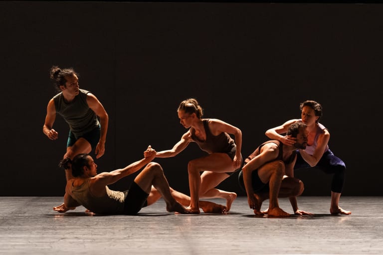 SADEH21_240205_YKellerman_PG0155_SADEH21_Ohad Naharin_A Monié T Coste C Osmont J Guillemard J Hilaire (c) Yonathan Kellerman OnP