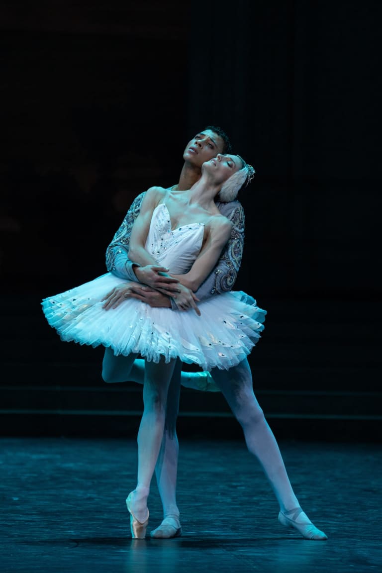 2223LAC_YKellerman_1202_PG0362_LAC DES CYGNES_Rudolf Noureev_Dorothée Gilbert (Odette) Guillaume Diop (Siegfried) (c) Yonathan Kellerman OnP