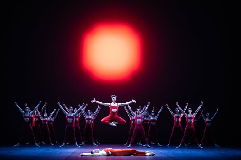 _DSC0641_OISEAU DE FEU_Maurice Béjart_Mathieu Ganio et Florimond Lorieux (en centre arrière-plan) (c) Julien Benhamou OnP