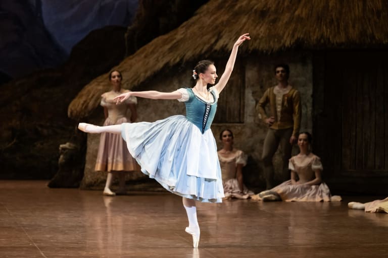 _Z9Z6467_GISELLE_Coralli Perrot_Bleuenn Battistoni (c) Julien Benhamou OnP