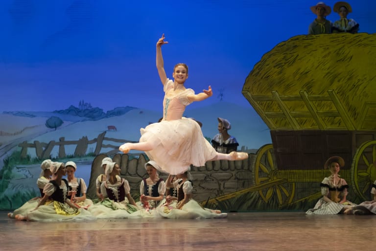 240314-129BF_LA FILLE MAL GARDEE_F Ashton_Léonore Baulac (c) Benoîte Fanton OnP