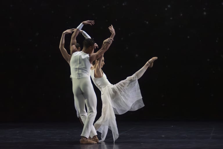 25112901-08BF__O ZLOZONYO COMPOSITE_Trisha Brown_Dorothée Gilbert, Marc Moreau et Guillaume Diop © Benoîte FantonOnP