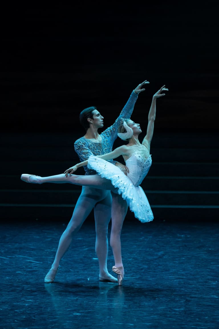 LAC2223_YKellerman_1216_S0332_LAC DES CYGNES_Rudolf Noureev_Myriam Ould-Braham (Odette) Marc Moreau (Le prince Siegfried) (c) Yonathan Kellerman OnP