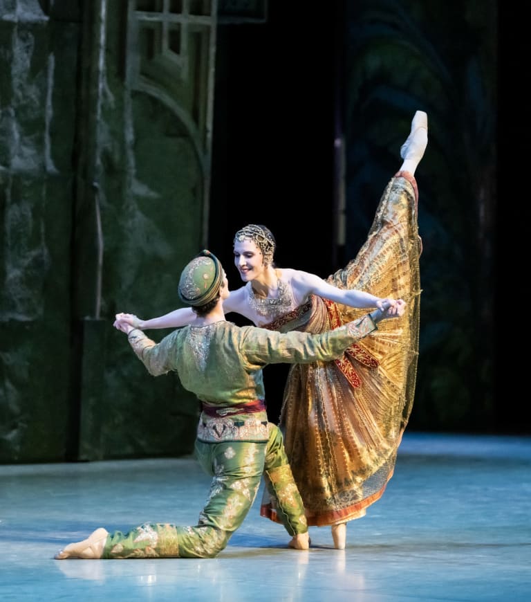 4_DSC1537_BAYADERE_NOUREEV_Valentine Colasante (Nikiya) Jérémy-Loup Quer (Solor) (c) Julien Benhamou OnP