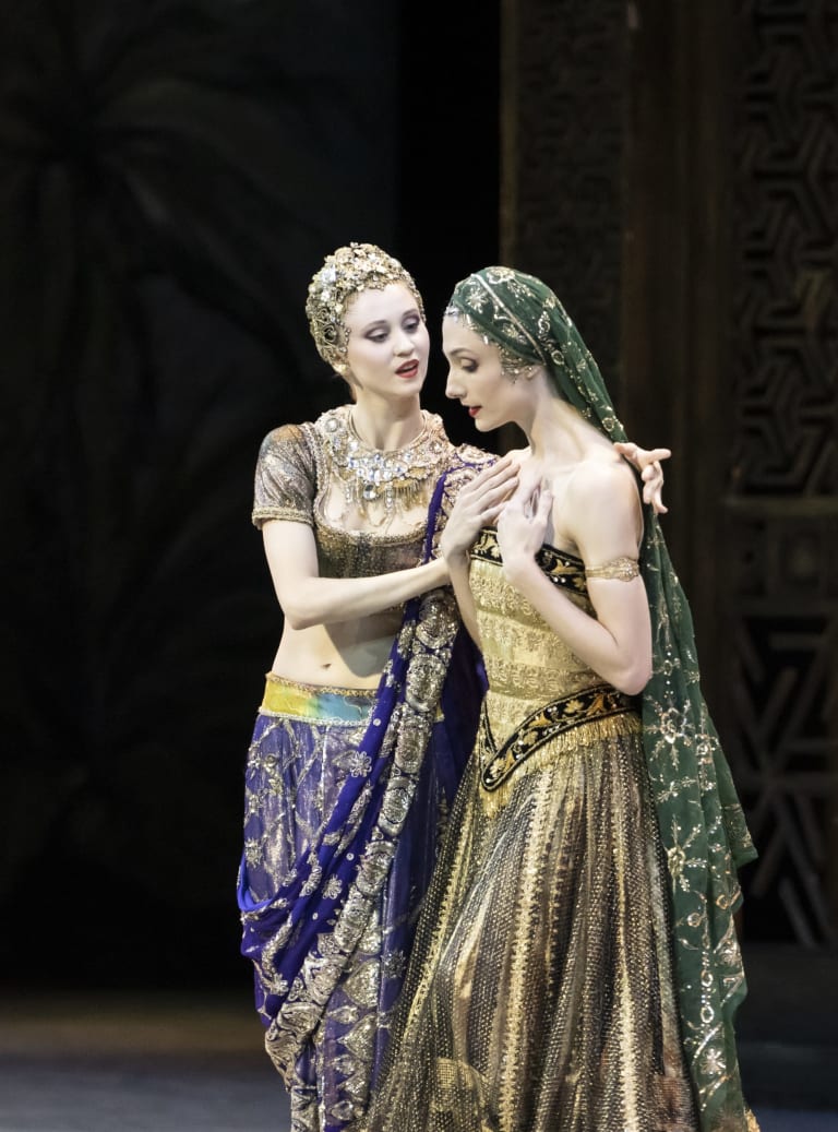 6_DSC7605_BAYADERE_NOUREEV_Bianca Scudamore (Gamzatti) Dorothée Gilbert (Nikiya) (c) Julien Benhamou OnP