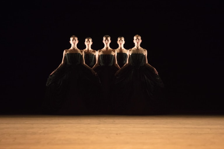 ann-ray-jiri-kylian-0896_PETITE MORT_J Kylian_L Baulac B Battistoni A Philbert L Devignes S Saint-Martin (cà ann ray OnP