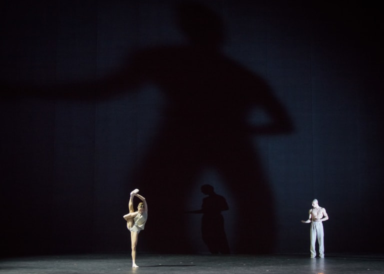 ann-ray-jiri-kylian-AP-1272_GODS AND DOGS_J Kylian_Victoire Anquetil Loup Marcault-Derouard (c) ann ray OnP