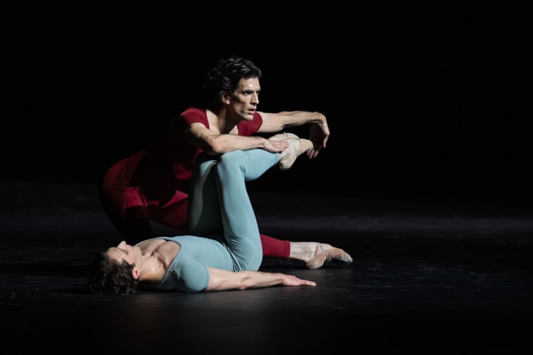 2223BEJART_0510_0329_CHANT COMPAGNON_Maurice Béjart_Mathieu Ganio Audric Bezard (c) Yonathan Kellerman OnP