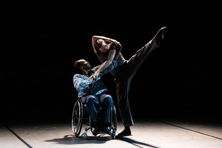 COUVERTURE 27442-Julien_Benhamou___Opera_national_de_Paris-A-PERTE-DE-VUE...-Maxime-Thomas---Gladys-Foggea-et--Maxime-Thomas--c--Julien-Benhamou-OnP-DSC_0142_