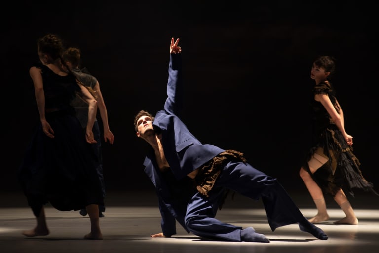 25112904-48BF_DRIFT WOOD _Imre et Marne Van Opstal_Adèle Belem et Mikaël Lafon © Benoîte FantonOnP