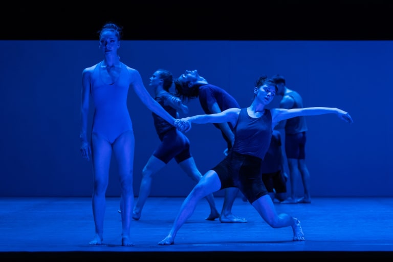 SADEH21_240205_YKellerman_PG0490_SADEH_Ohd Naharin_Clémence Gross Lucie Devignes (c) Yonathan Kellerman OnP