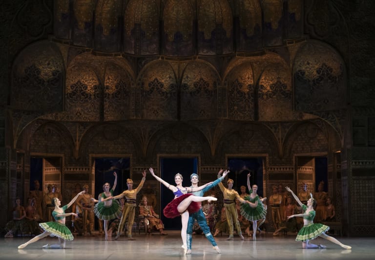 8_DSC9515_BAYADERE_NOUREEV_Valentine Colasante (Gamzatti) et Paul Marque (Solor) (c) Julien Benhamou OnP