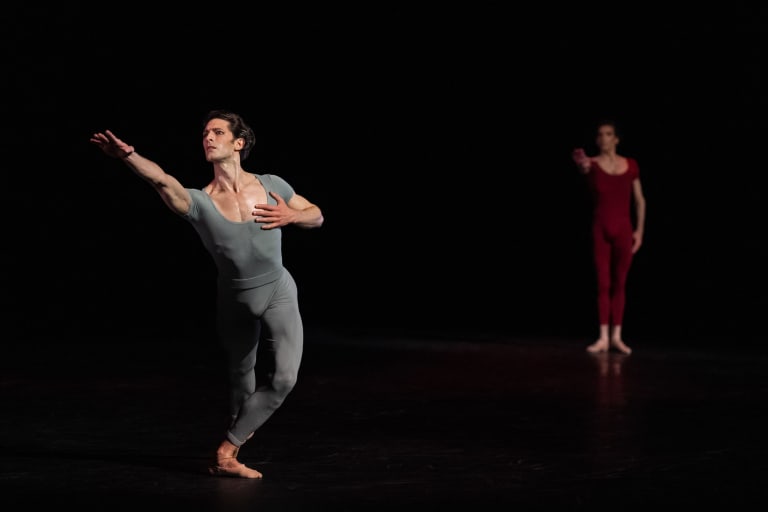 2223BEJART_0510_0313_CHANT COMPAGNON_Maurice Béjart_Mathieu Ganio Audric Bezard (c) Yonathan Kellerman OnP