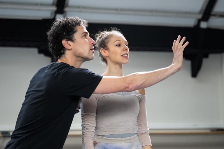 NOTREDAME_251105_YKellerman_R0682_NDP_Roland Petit_ Roxane Stojanov Stéphane Bullion (répétiteur (c) Yonathan Kellerman OnP