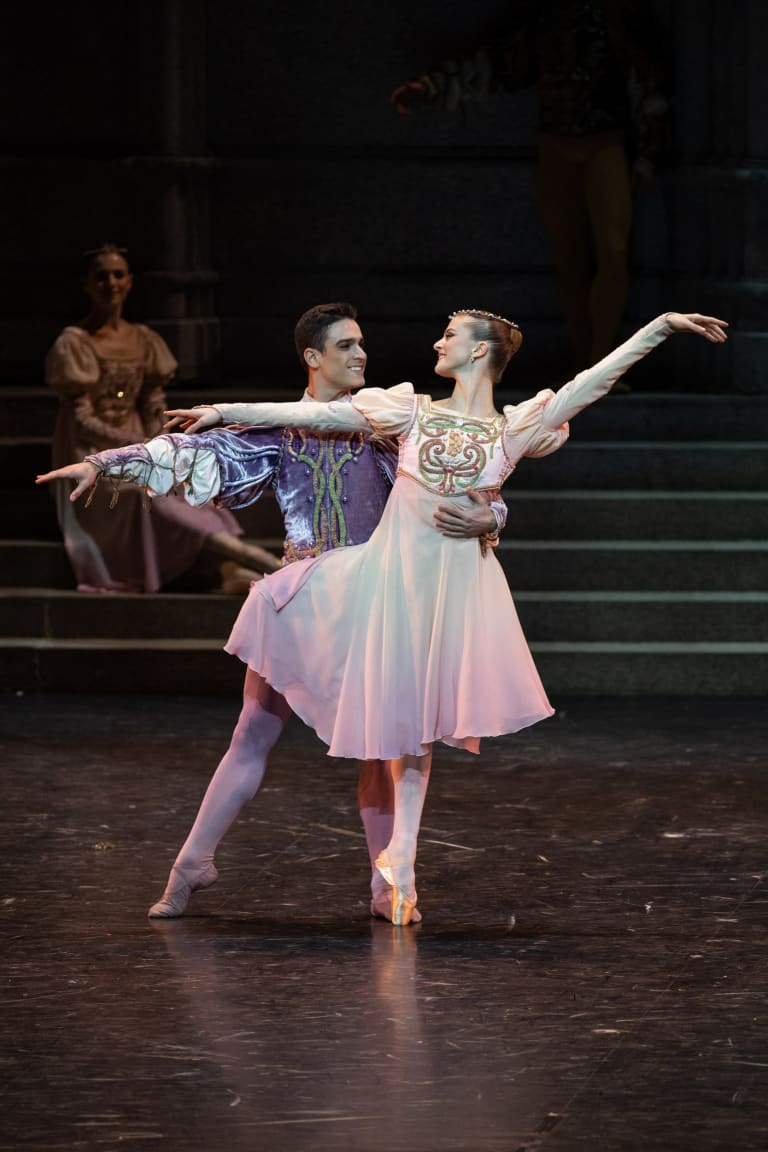 LAC2223_YKellerman_1216_S0088_LAC DES CYGNES_Rudolf Noureev_Naïs Dubosq Andrea Sarri (c) Yonathan Kellerman OnP