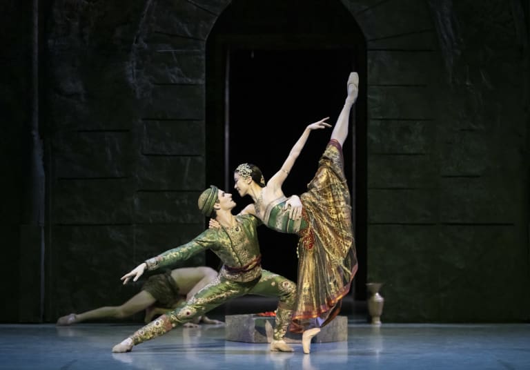 1_DSC7608_BAYADERE_NOUREEV_Sae Eun Park (Nikiya) et Paul Marque (Solor) (c) Julien Benhamou OnP