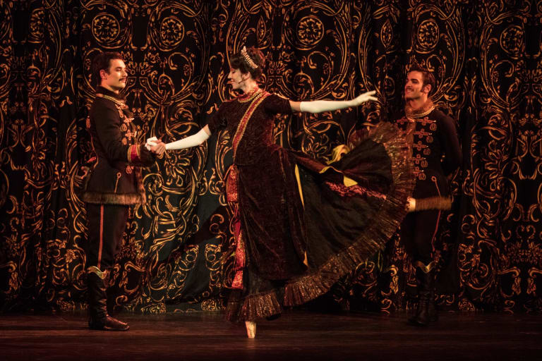 -2502_MAYERLING_Kenneth MacMillan_Laura Hecquet au centre (Impératrice Elisabeth) A Magliano A Sarri (c) ann ray OnP