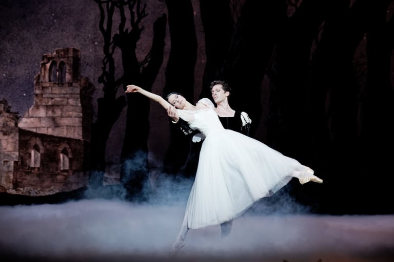 2122-129_GISELLE_Jean CORALLI Jules PERROT_ Alice Renavand (Giselle) M. Ganio (Albrecht) (c) Agathe Poupeney OnP