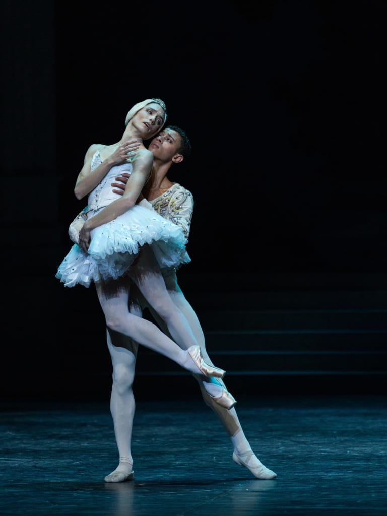2223LAC_YKellerman_1202_PG0913_LAC DES CYGNES_Rudolf Noureev_Guillaume Diop (Siegfried) Dorothée Gilbert (Odette) (c) Yonathan Kellerman OnP