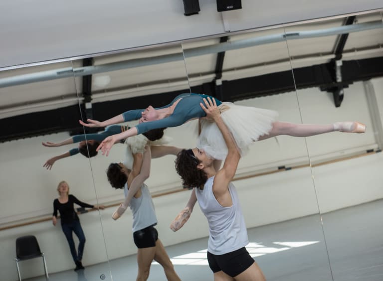 w-ann-ray-lacdescygnes-2884-RETOUCHE_LAC CYGNES_R Noureev_Bleuenn Battistoni Hugo Marchand (c) ann ray OnP