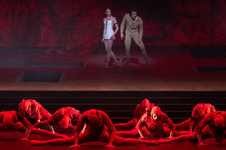 NOTREDAME_Roland Petit_Corps de ballet Roxane Stojanov et Jérémy-Loup Quer (c)YKellerman_G0679