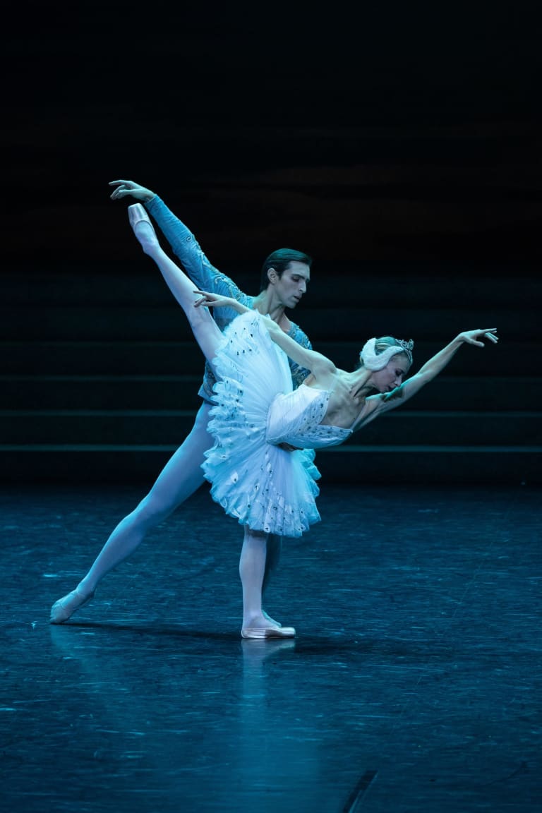 LAC2223_YKellerman_1216_S0351_LAC DES CYGNES_Rudolf Noureev_Myriam Ould-Braham (Odette) Marc Moreau (Le prince Siegfried) (c) Yonathan Kellerman OnP