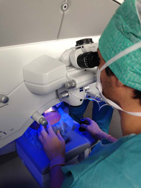 Opération LASIK de la myopie par le Dr Patrick Loriaut avec un laser femtoseconde Zeiss VisuMax à la Clinique de la Vision à Paris