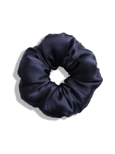 Upcycle with Jing - Oversized Pillow Scrunchie -hiusdonitsi - tummansininen Upcycle with Jing - Oversized Pillow Scrunchie -hiusdonitsi - tummansininen | Stockmann