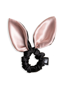 Upcycle with Jing - Pupu Silk Scrunchie -hiusdonitsi - Musta-vaaleanpunainen - MUSTA JA VAALEANPUNAINEN | Stockmann