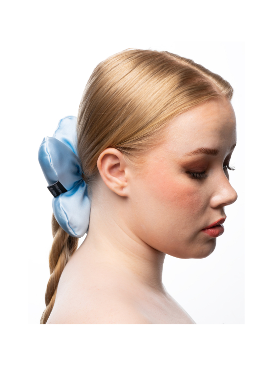 Upcycle with Jing - Flower Silk Scrunchie -hiusdonitsi - Vaaleansininen - VAALEANSININEN - photo 4 Upcycle with Jing - Flower Silk Scrunchie -hiusdonitsi - Vaaleansininen - VAALEANSININEN | Stockmann - photo 4
