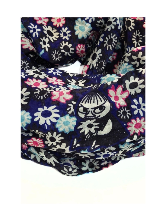 Lasessor - Muumi Pikku Myy -silkkituubihuivi 70x80cm - SININEN - photo 2 Lasessor - Muumi Pikku Myy -silkkituubihuivi 70x80cm - SININEN | Stockmann - photo 2