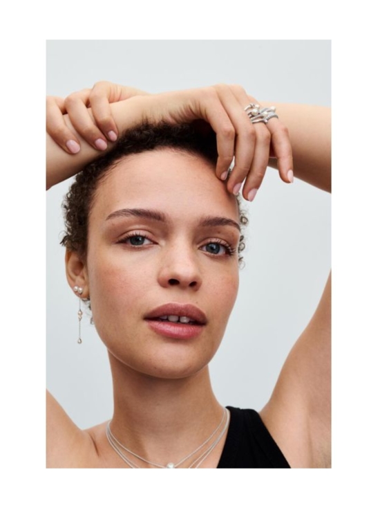 Pandora - Käsitellyt makeanveden viljellyt helmet -riipuskorvakorut Sterling silver drop earrings with white treated freshwater cultured pearl Sterling silver  Treated freshwater cultured pearl White 293152C01 | Stockmann - photo 2