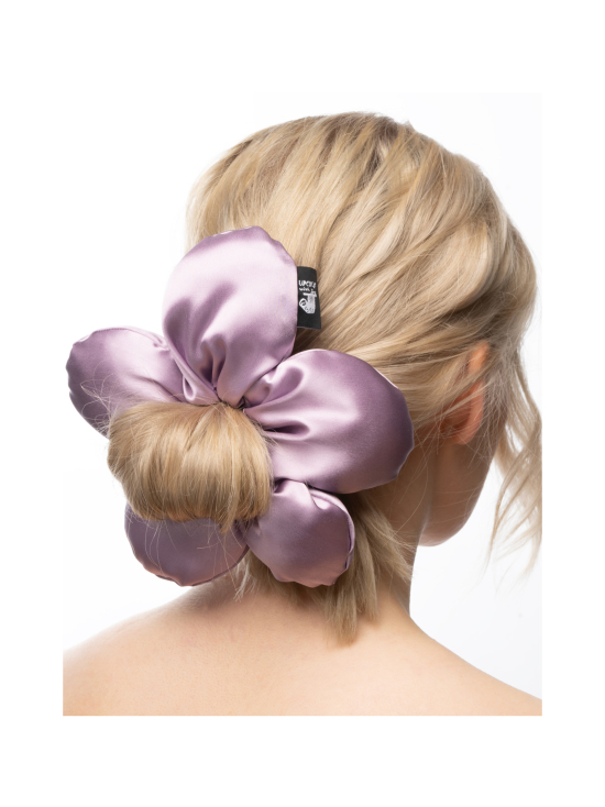 Upcycle with Jing - Flower Silk Scrunchie -hiusdonitsi - Vaaleanvioletti - VAALEANVIOLETTI - photo 2 Upcycle with Jing - Flower Silk Scrunchie -hiusdonitsi - Vaaleanvioletti - VAALEANVIOLETTI | Stockmann - photo 2