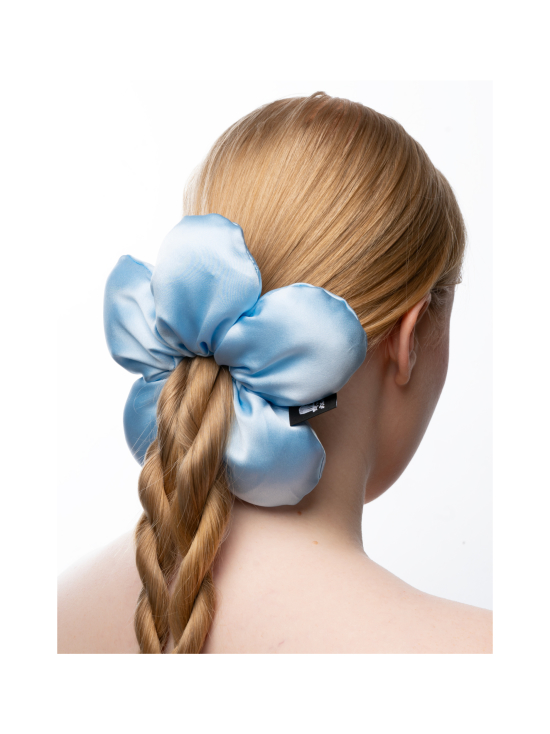 Upcycle with Jing - Flower Silk Scrunchie -hiusdonitsi - Vaaleansininen - VAALEANSININEN - photo 3 Upcycle with Jing - Flower Silk Scrunchie -hiusdonitsi - Vaaleansininen - VAALEANSININEN | Stockmann - photo 3
