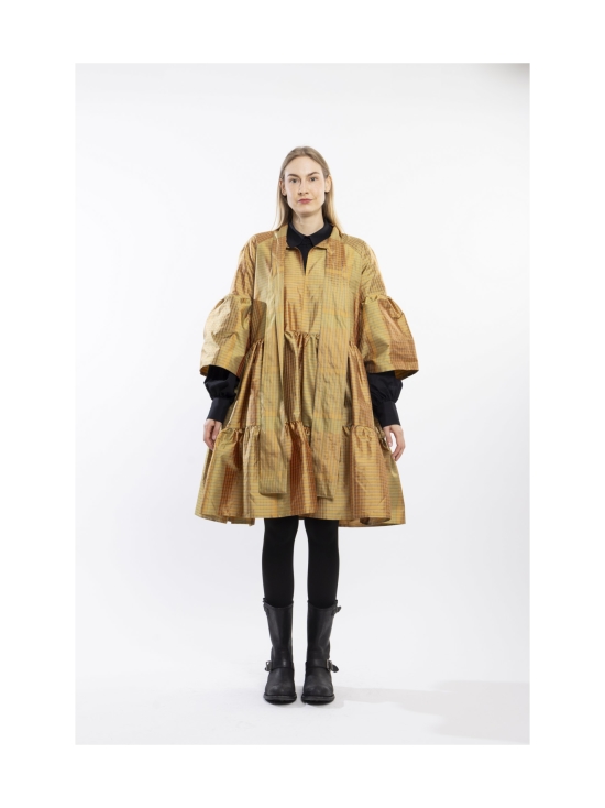 Miia Halmesmaa - LUSH- SILKKIMEKKO RUSETTIKAULUKSELLA, RUUTU KULTA - KULTA | Stockmann - photo 3