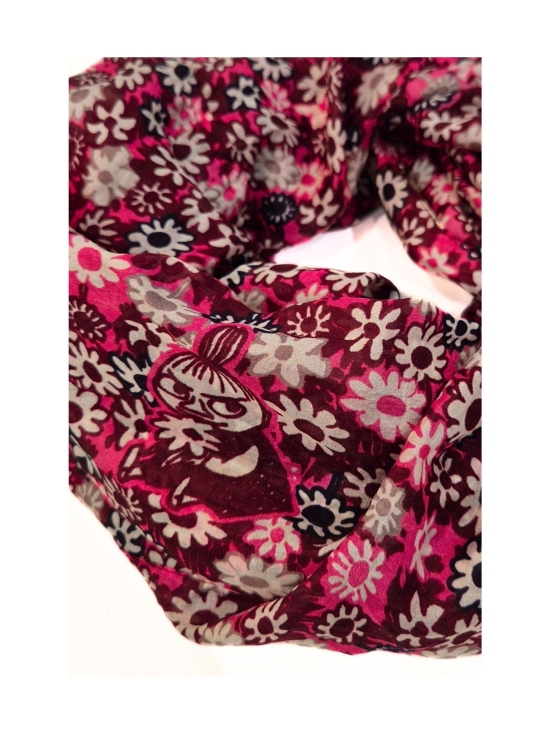 Lasessor - Muumi Pikku Myy -silkkituubihuivi 70x80cm - FUKSIA - photo 2 Lasessor - Muumi Pikku Myy -silkkituubihuivi 70x80cm - FUKSIA | Stockmann - photo 2