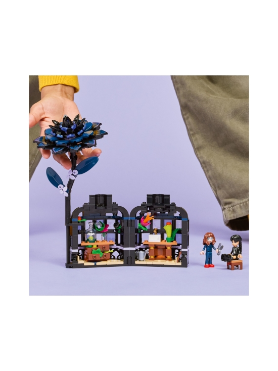 LEGO WEDNESDAY - LEGO Wednesday Musta daalia 76784 - photo 7 LEGO WEDNESDAY - LEGO Wednesday Musta daalia 76784 | Stockmann - photo 7