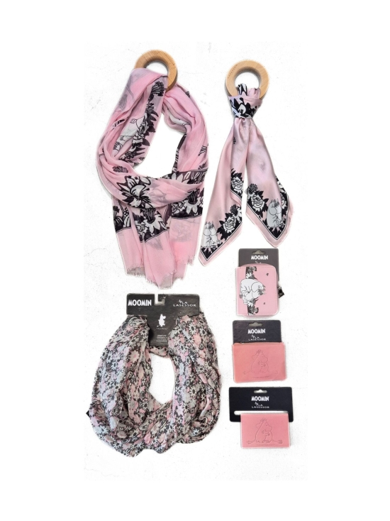Lasessor - Muumi silkkihuivi -Kesäpäivä, Halaus, Pikku Myy - 70x70cm - ROSA | Stockmann - photo 4