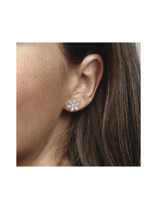 Pandora - Säihkyvä herbaario -nappikorvakorut Herbarium cluster 14k rose-gold plated unique metal blend stud earrings with clear cubic zirconia Sparkling Herbarium Cluster Stud Earrings 282407C01 - photo 2 Pandora - Säihkyvä herbaario -nappikorvakorut Herbarium cluster 14k rose-gold plated unique metal blend stud earrings with clear cubic zirconia Sparkling Herbarium Cluster Stud Earrings 282407C01 | Stockmann - photo 2
