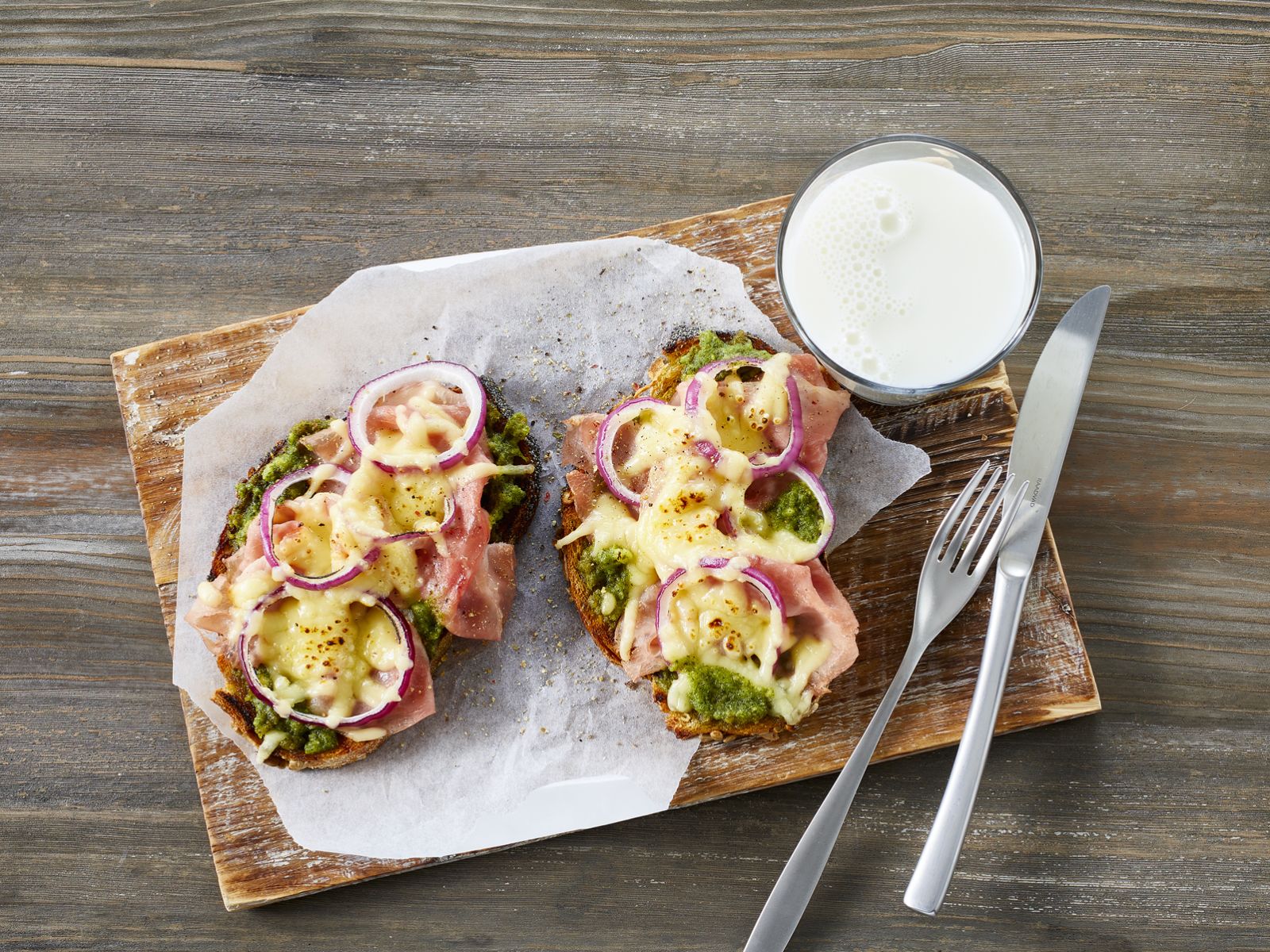 Grillet ostesmørbrød med pesto og skinke