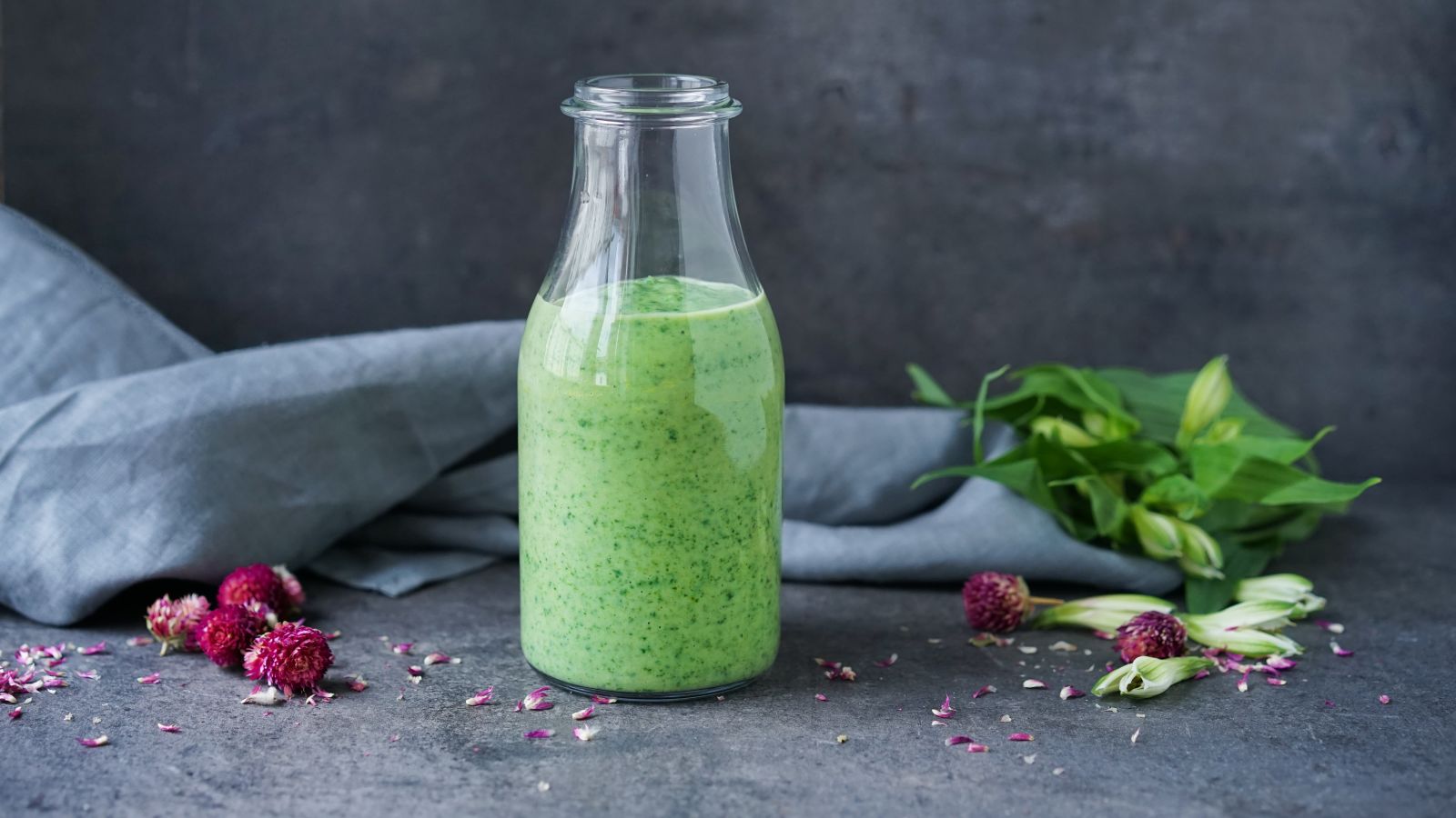 Grønn smoothie med spinat, avokado og yoghurt