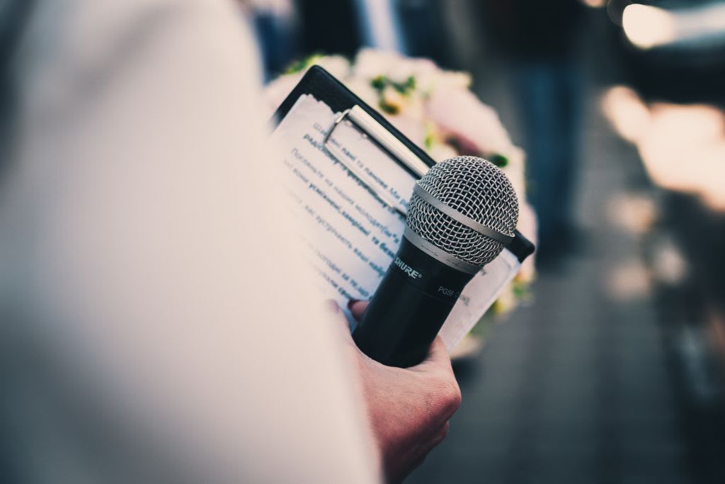 Guide to microphone hire for events and parties