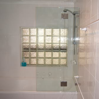 A bath screen with a swinging door