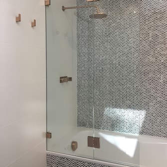 A new bath screen with stylish brass hinges