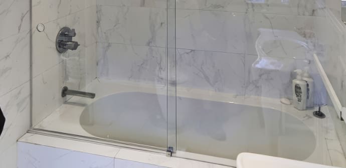 A sliding door bath screen